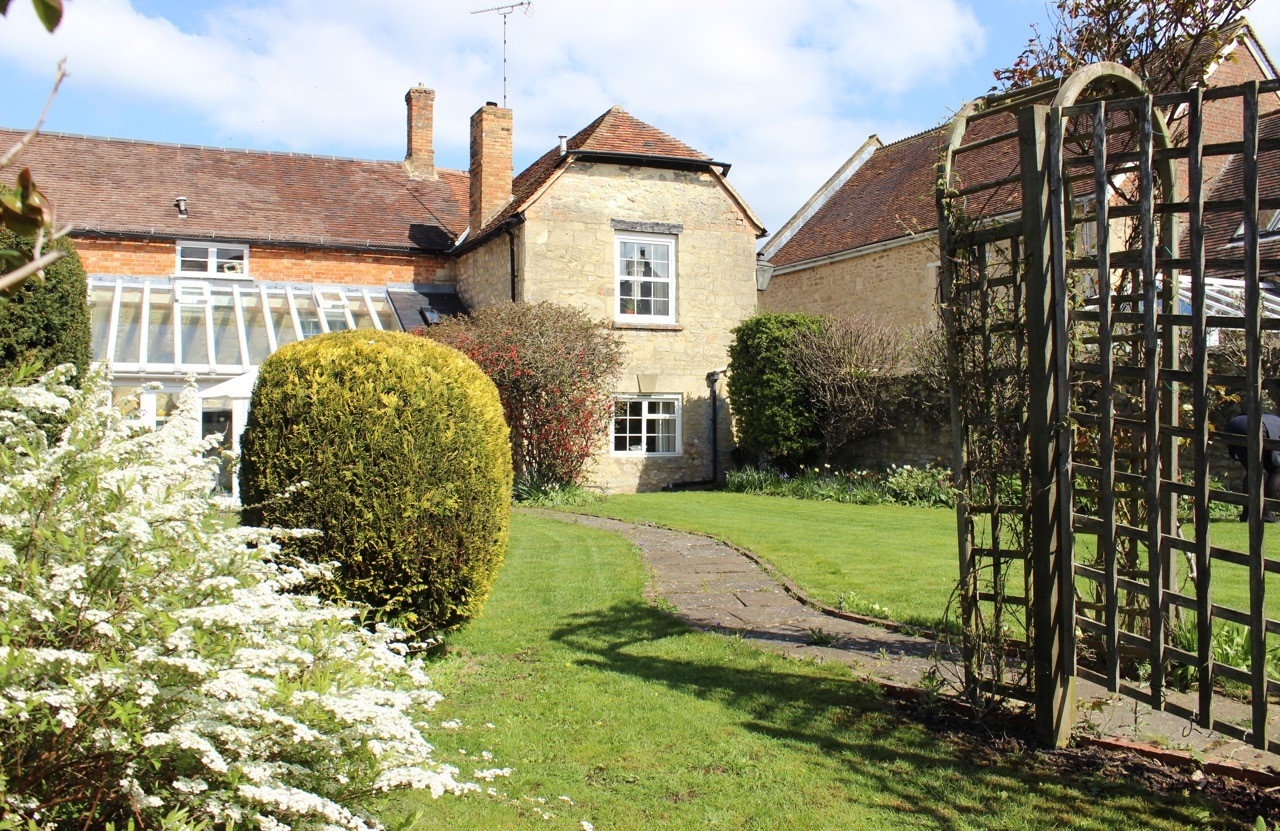 4 Bedroom Semi Detached Cottage For Sale In High Street Oxford