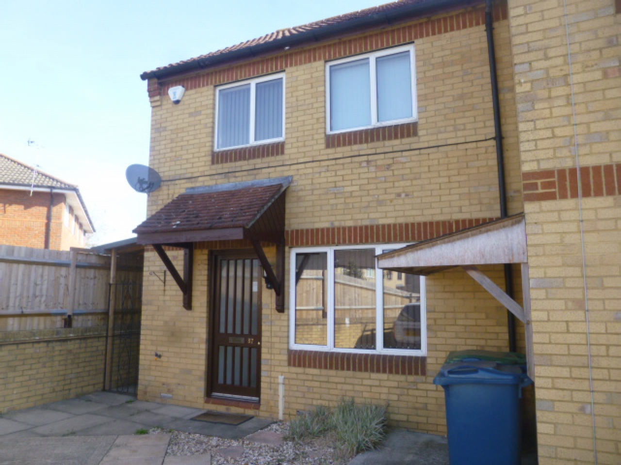 3 Bed End Terraced House To Rent - Main Image