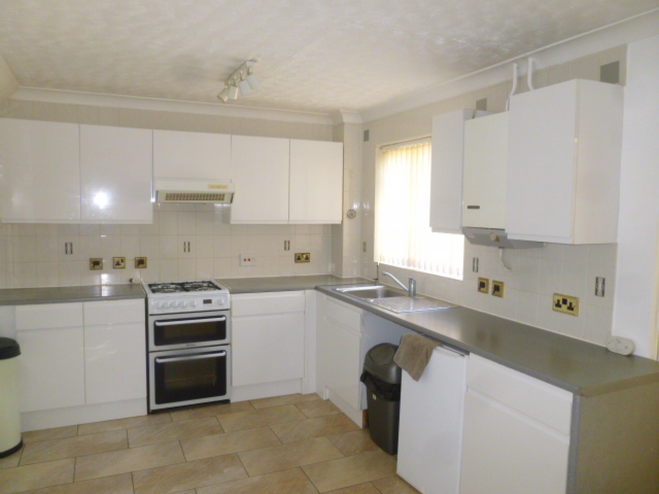 3 Bed End Terraced House To Rent - Secondary Image