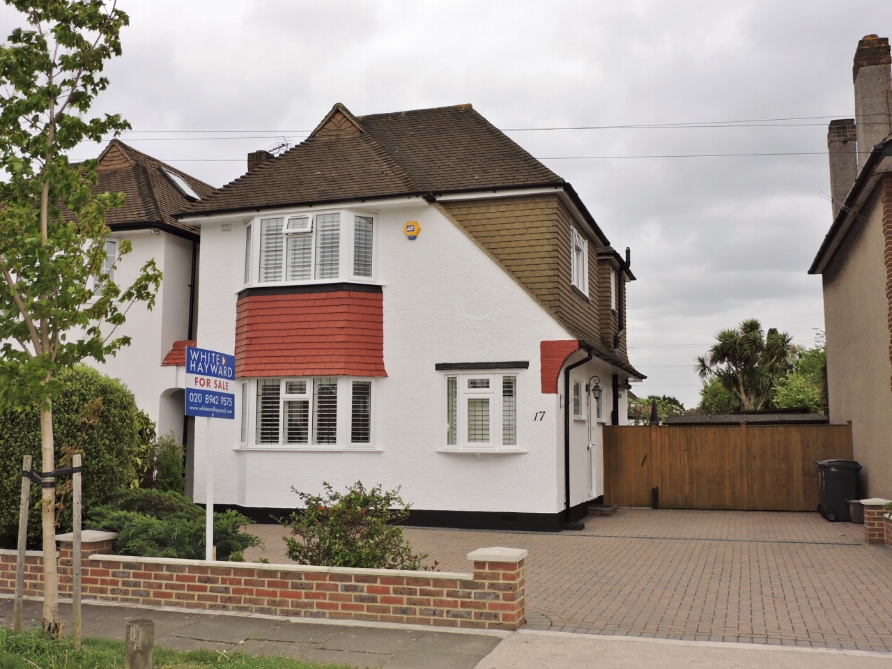 4 bedroom detached house Sale Agreed in New Malden - Main Image