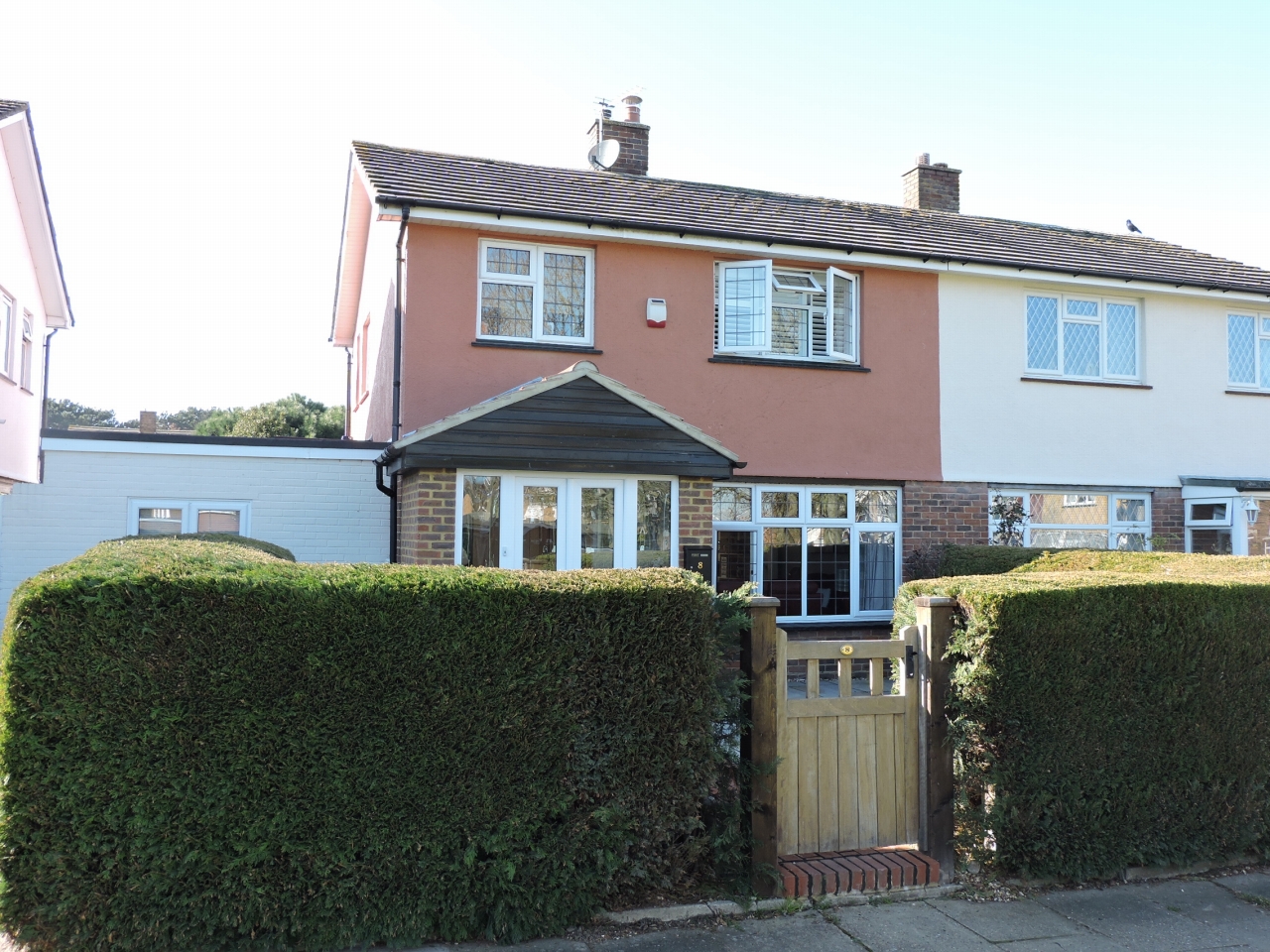 4 bedroom semi detached house For Sale in Epsom - photograph 1
