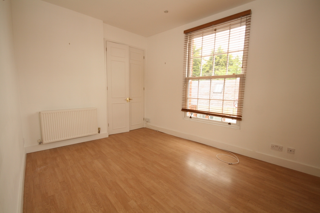 1 Bedroom First Floor Apartment To Rent in High Street, Oxford, OX33