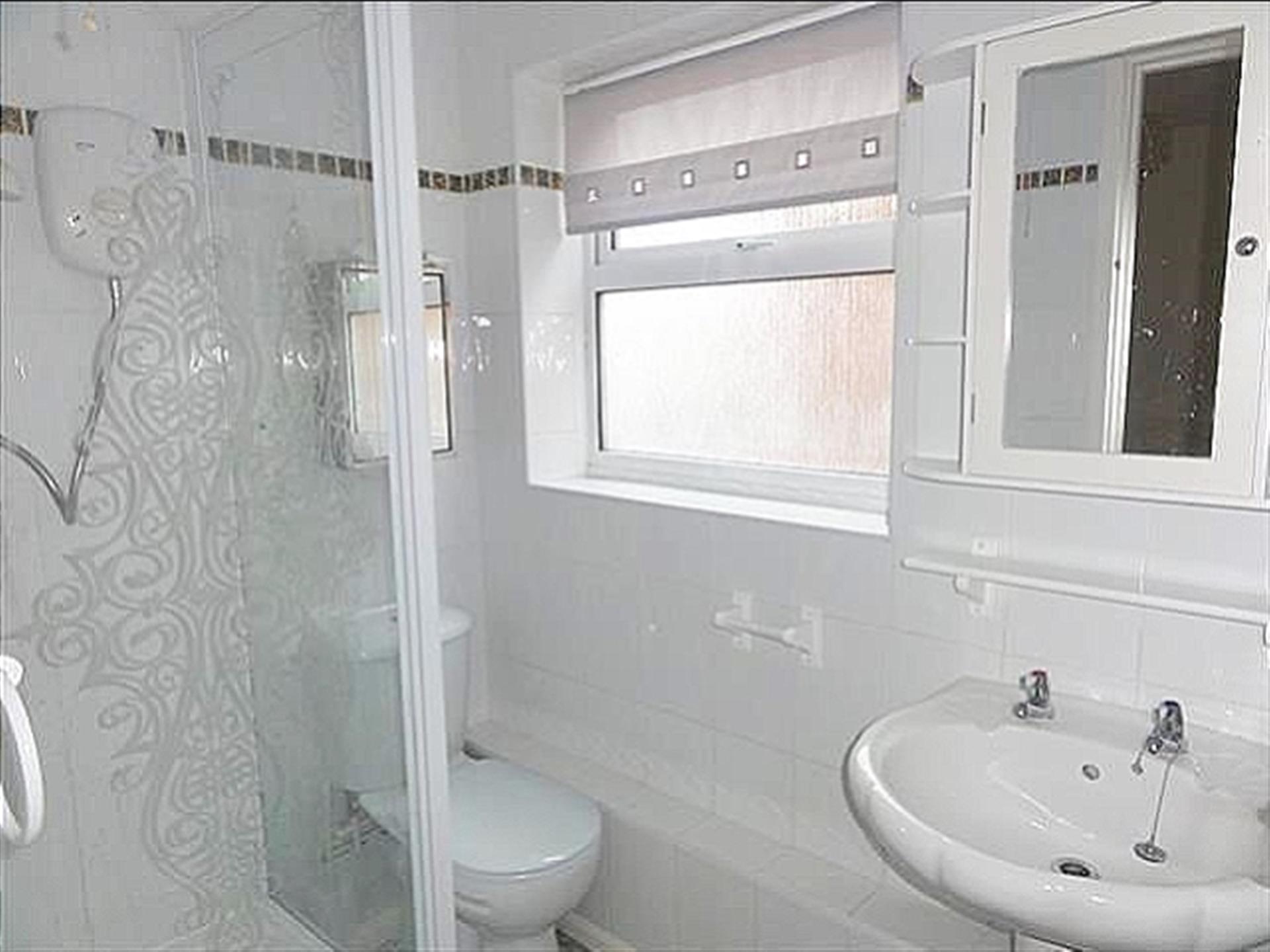 2 Bed Semi-detached House To Rent - Shower Room