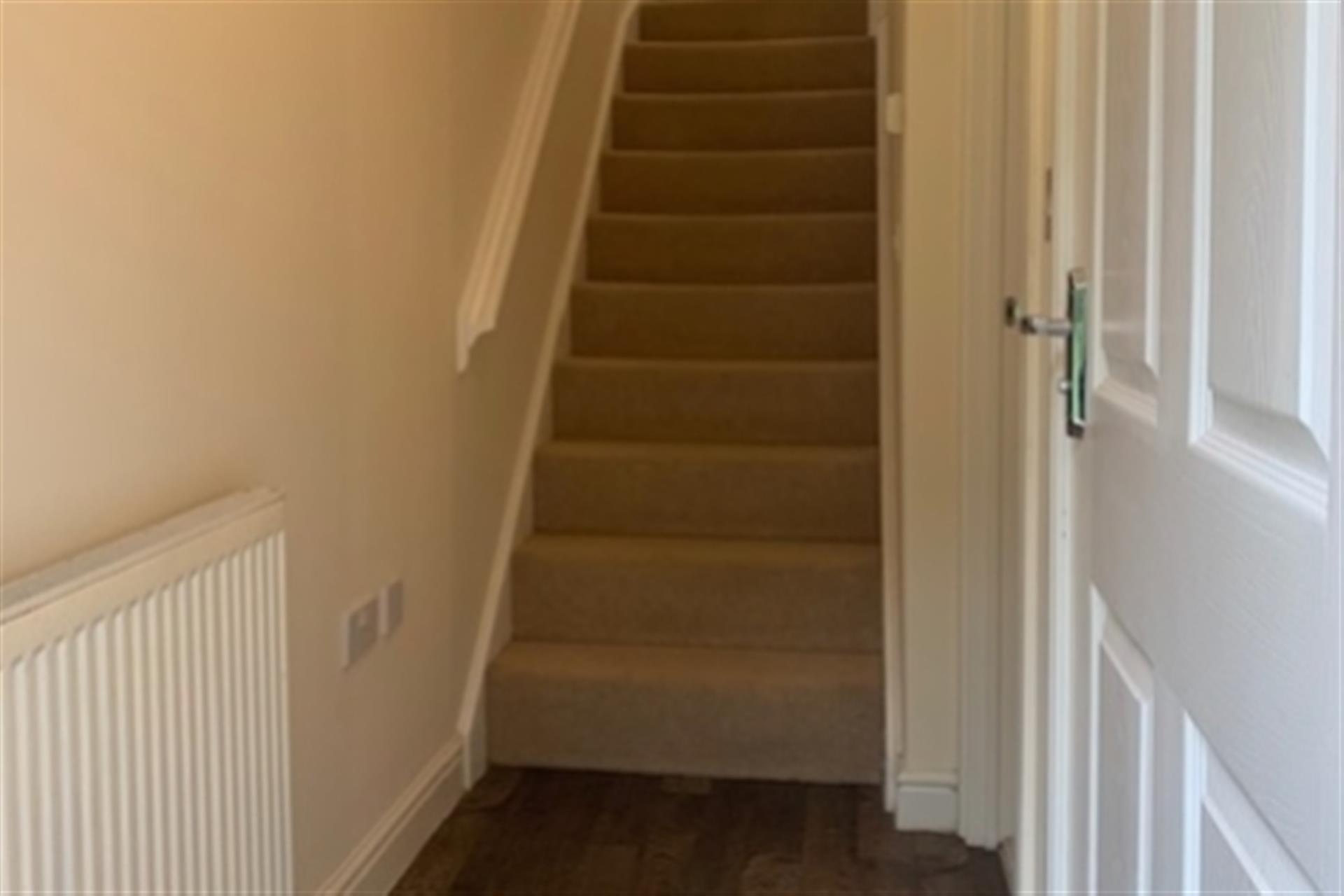 3 Bed Terraced House To Rent - 19 Roundthorn hallway