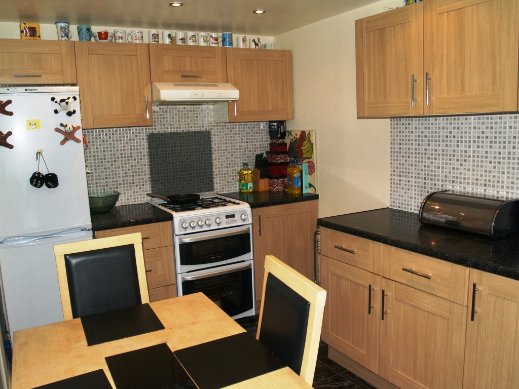 3 bedroom mid terraced house SSTC in Birmingham - photograph 3.