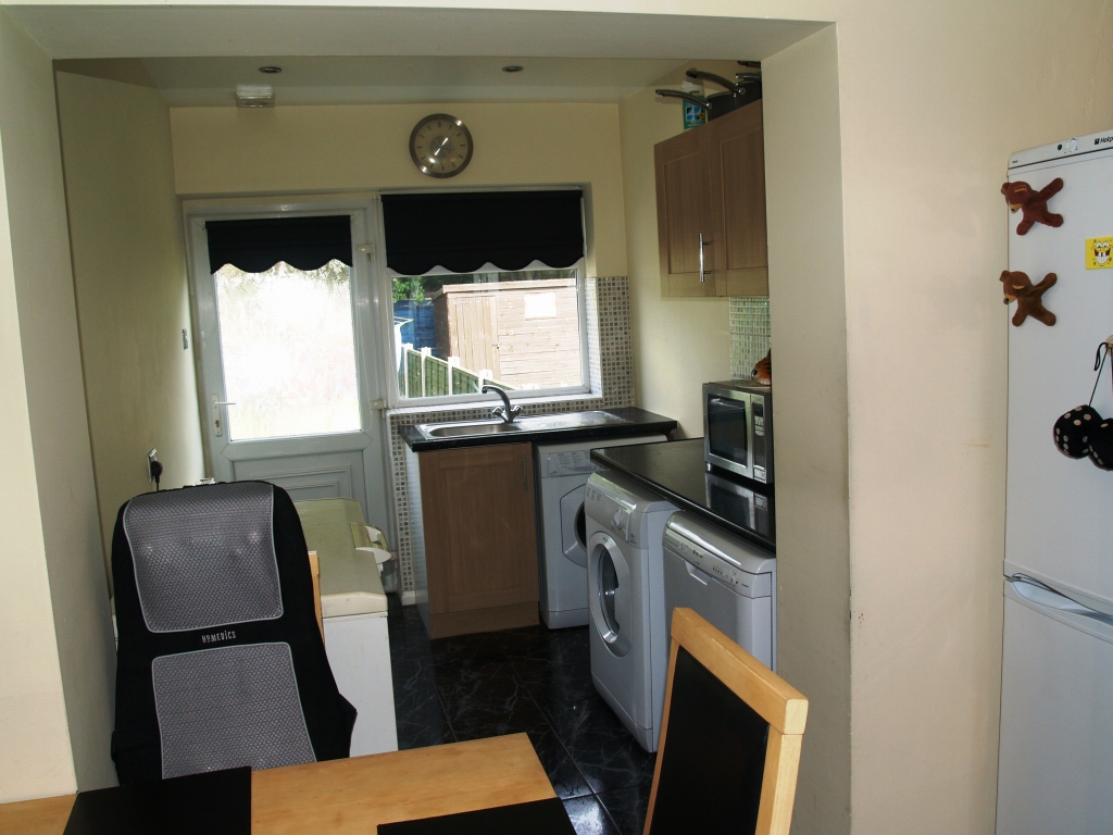 3 bedroom mid terraced house SSTC in Birmingham - photograph 5.