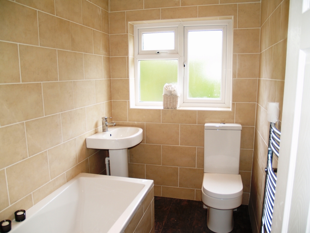 3 bedroom mid terraced house SSTC in Birmingham - photograph 4.