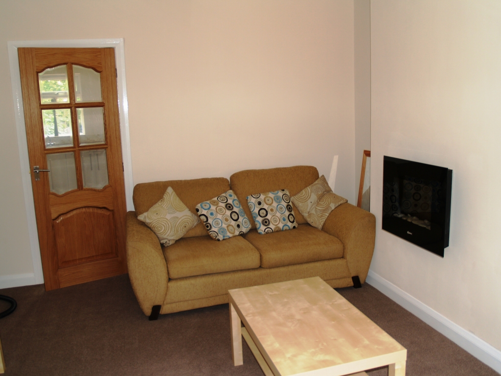 3 bedroom mid terraced house SSTC in Birmingham - photograph 5.