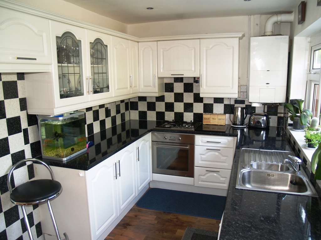 2 bedroom mid terraced house SSTC in Birmingham - photograph 3.