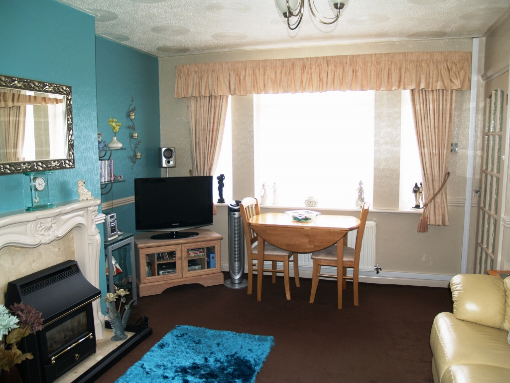 3 bedroom mid terraced house SSTC in Birmingham - photograph 2.