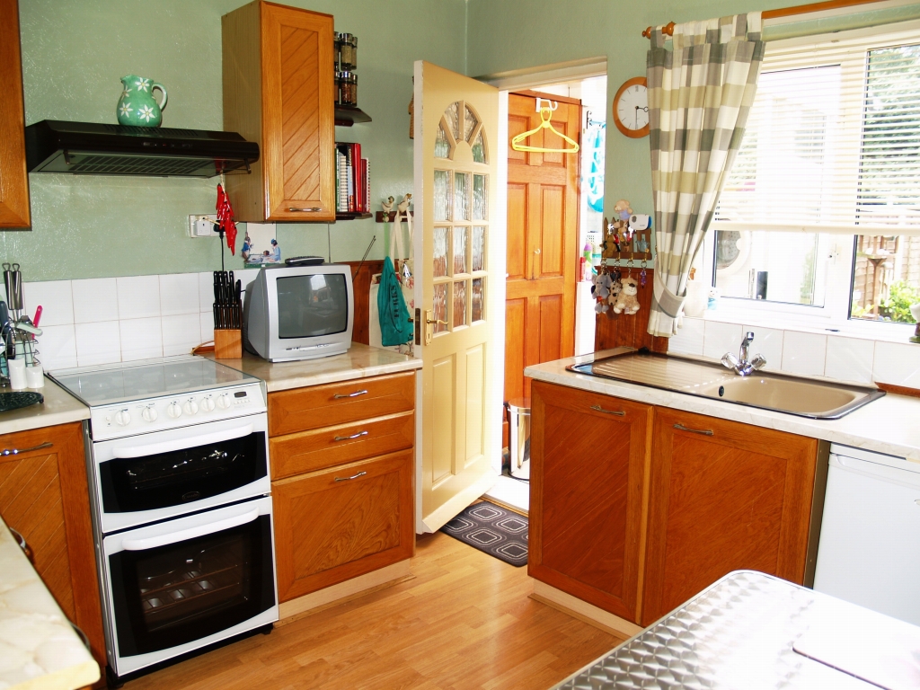 3 bedroom mid terraced house SSTC in Birmingham - photograph 3.