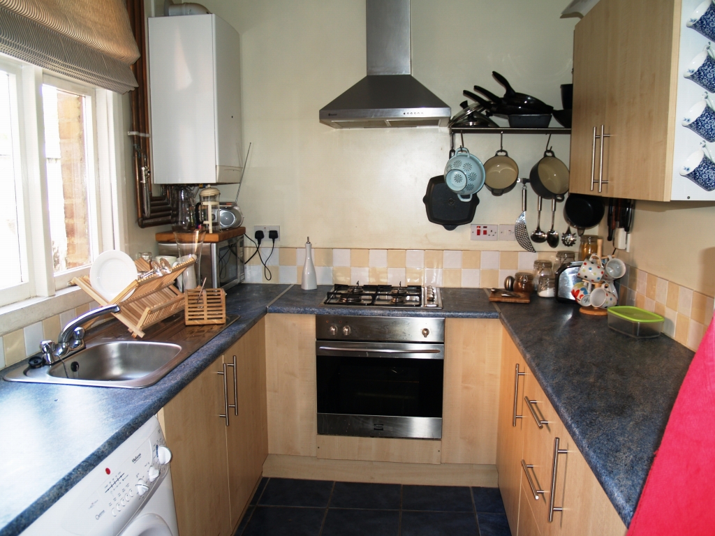 2 bedroom mid terraced house SSTC in Birmingham - photograph 3.