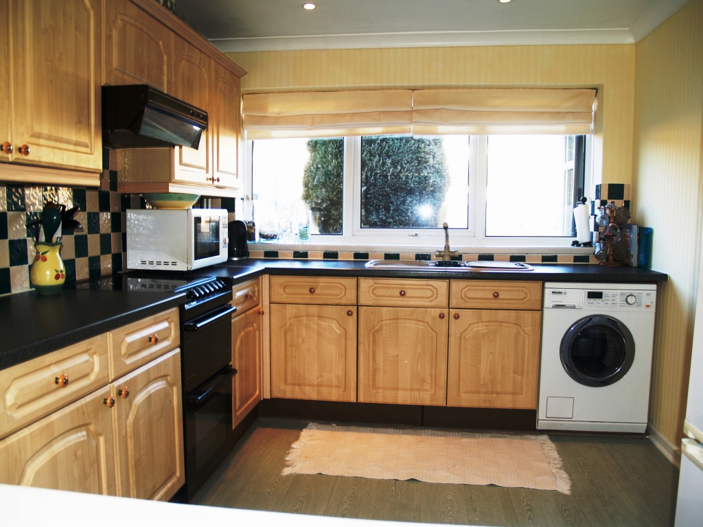 3 bedroom mid terraced house SSTC in Birmingham - photograph 3.