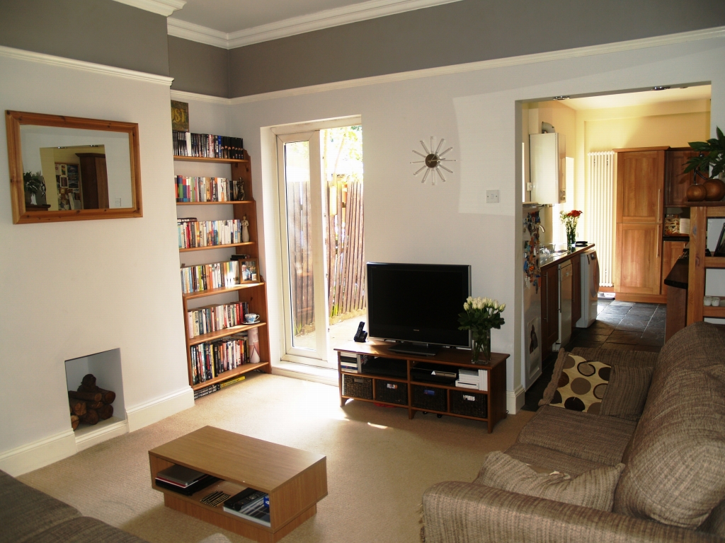 3 bedroom mid terraced house SSTC in Birmingham - photograph 2.