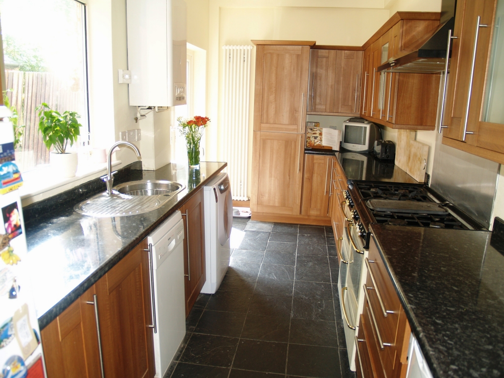 3 bedroom mid terraced house SSTC in Birmingham - photograph 5.