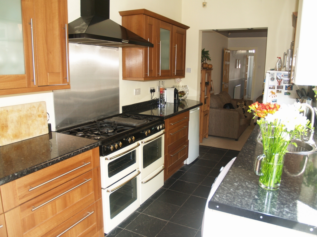 3 bedroom mid terraced house SSTC in Birmingham - photograph 6.