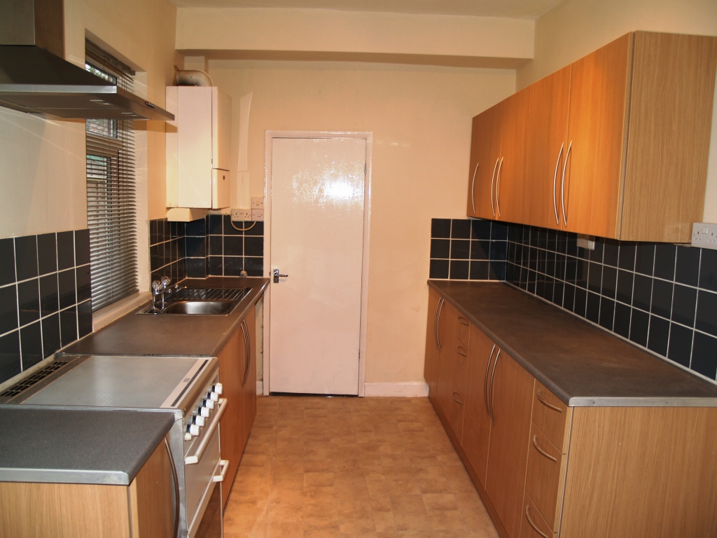 3 bedroom mid terraced house SSTC in Birmingham - photograph 7.