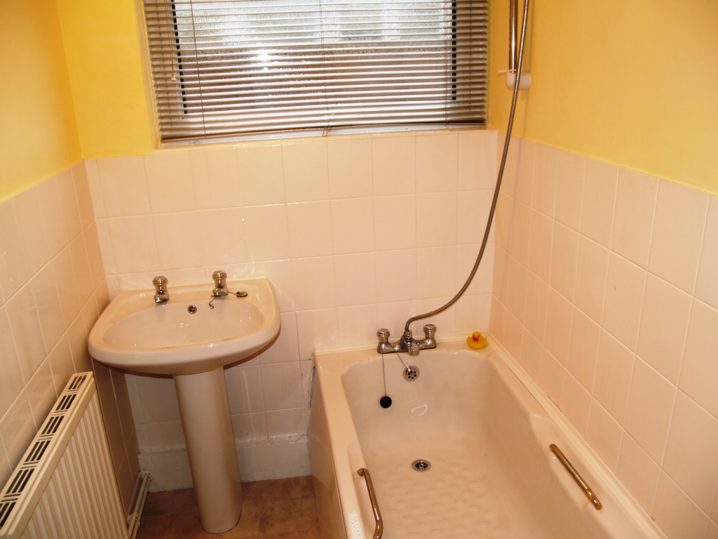 3 bedroom mid terraced house SSTC in Birmingham - photograph 9.