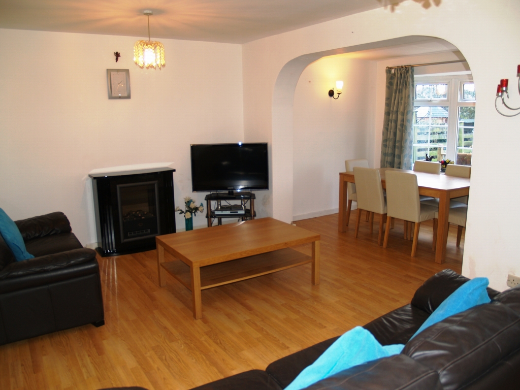 3 bedroom mid terraced house SSTC in Solihull - photograph 4.