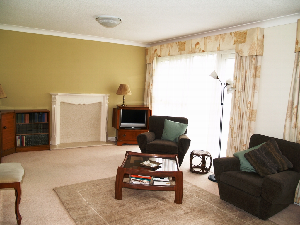 3 bedroom ground floor apartment SSTC in Solihull - photograph 3.