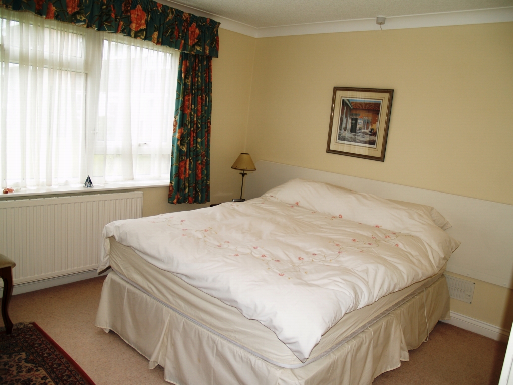 3 bedroom ground floor apartment SSTC in Solihull - photograph 10.