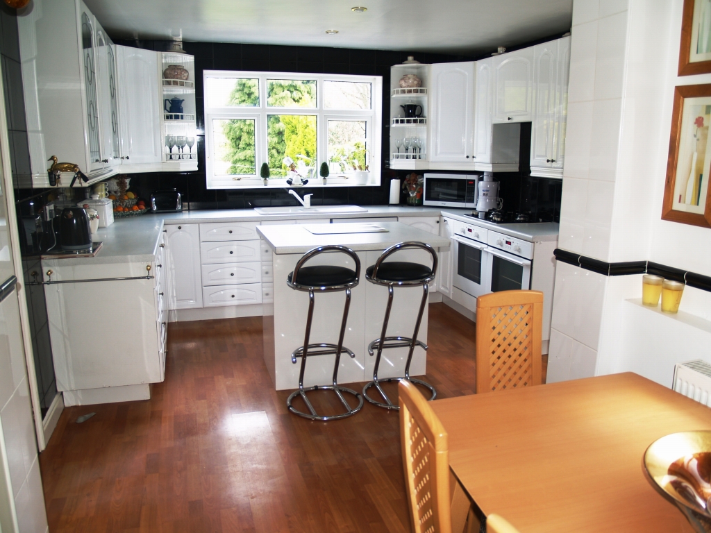 3 bedroom semi detached house SSTC in Solihull - photograph 5.