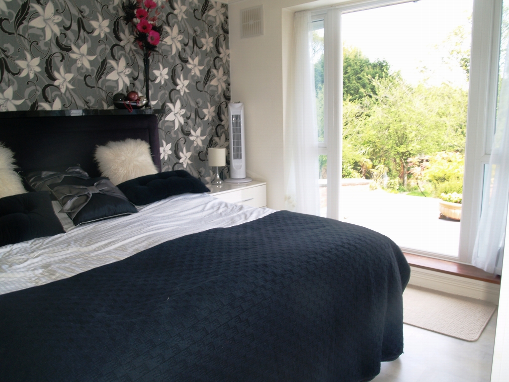 3 bedroom semi detached house SSTC in Solihull - photograph 7.