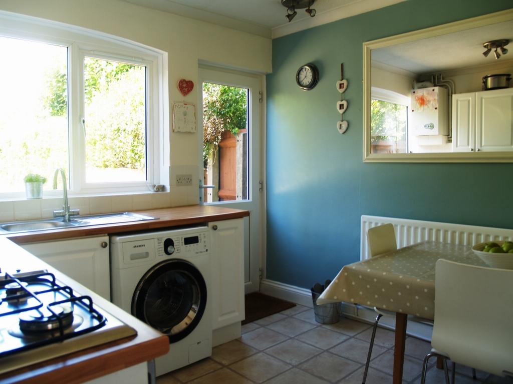 3 bedroom mid terraced house SSTC in Birmingham - photograph 5.