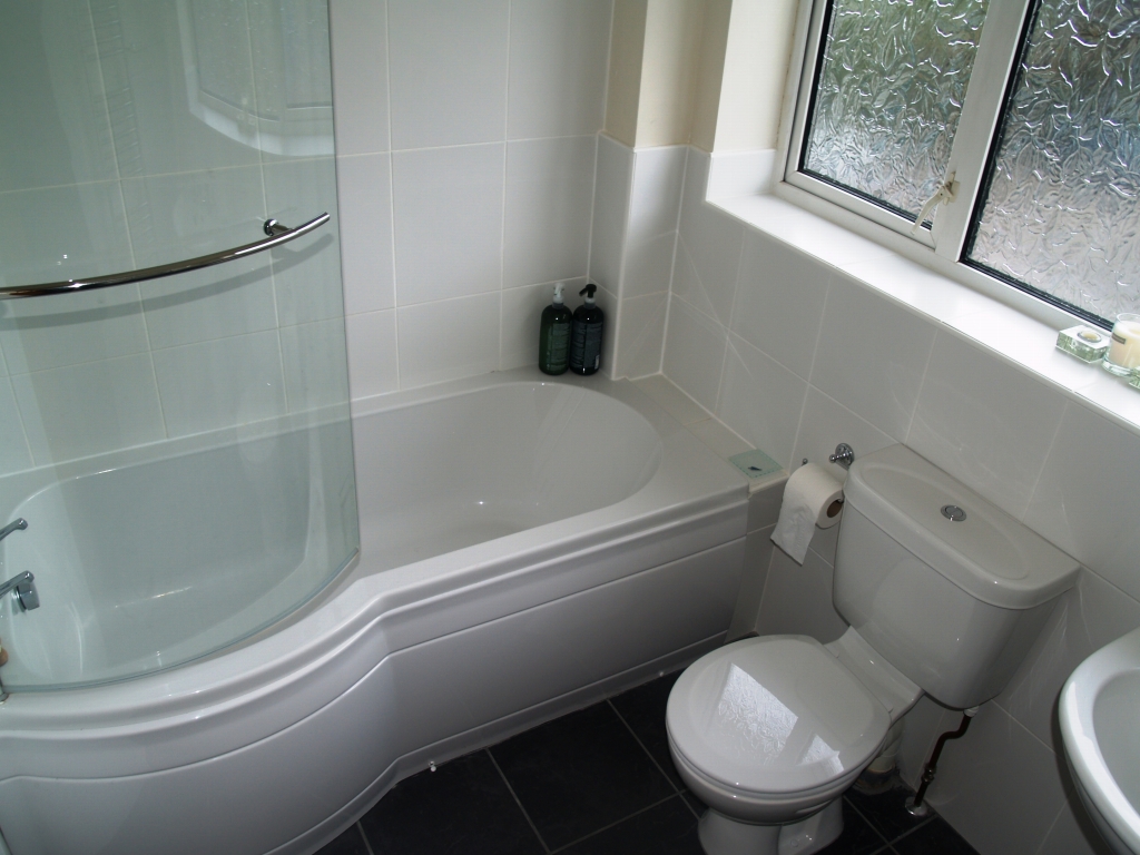 3 bedroom semi detached house SSTC in Solihull - photograph 9.