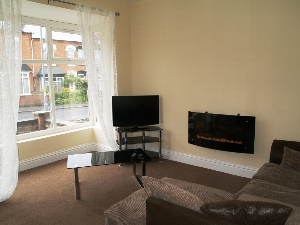 3 bedroom mid terraced house SSTC in Birmingham - photograph 2.