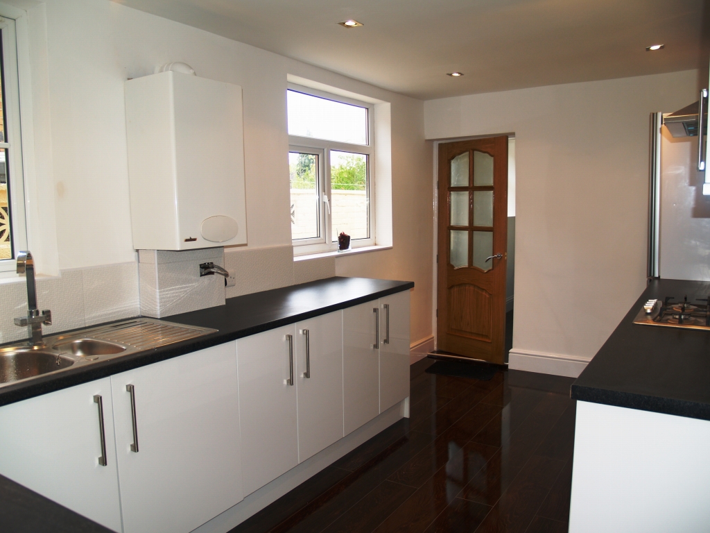 3 bedroom mid terraced house SSTC in Birmingham - photograph 5.