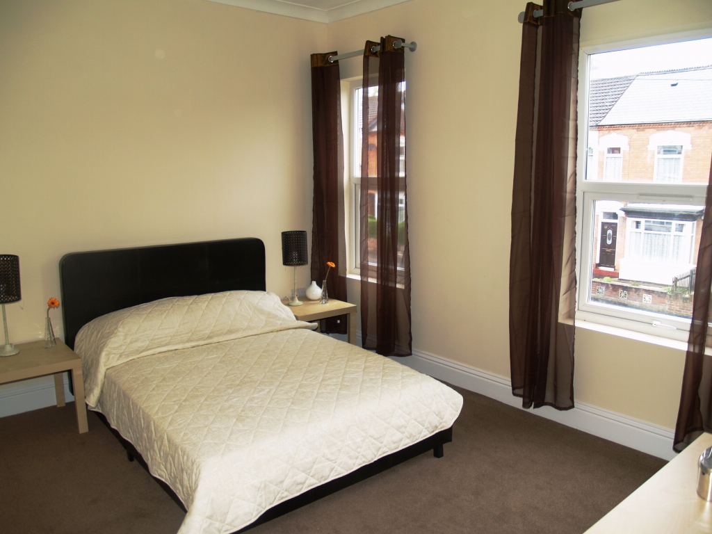 3 bedroom mid terraced house SSTC in Birmingham - photograph 9.