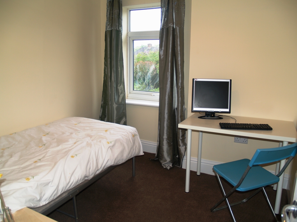 3 bedroom mid terraced house SSTC in Birmingham - photograph 11.