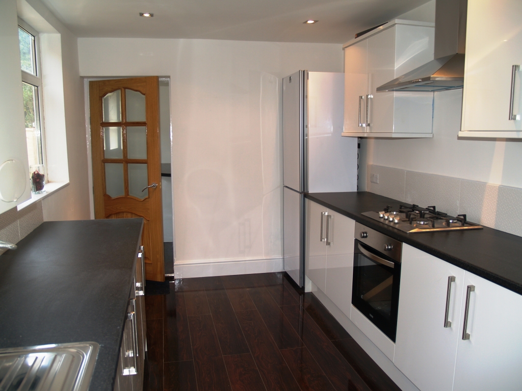 3 bedroom mid terraced house SSTC in Birmingham - photograph 4.