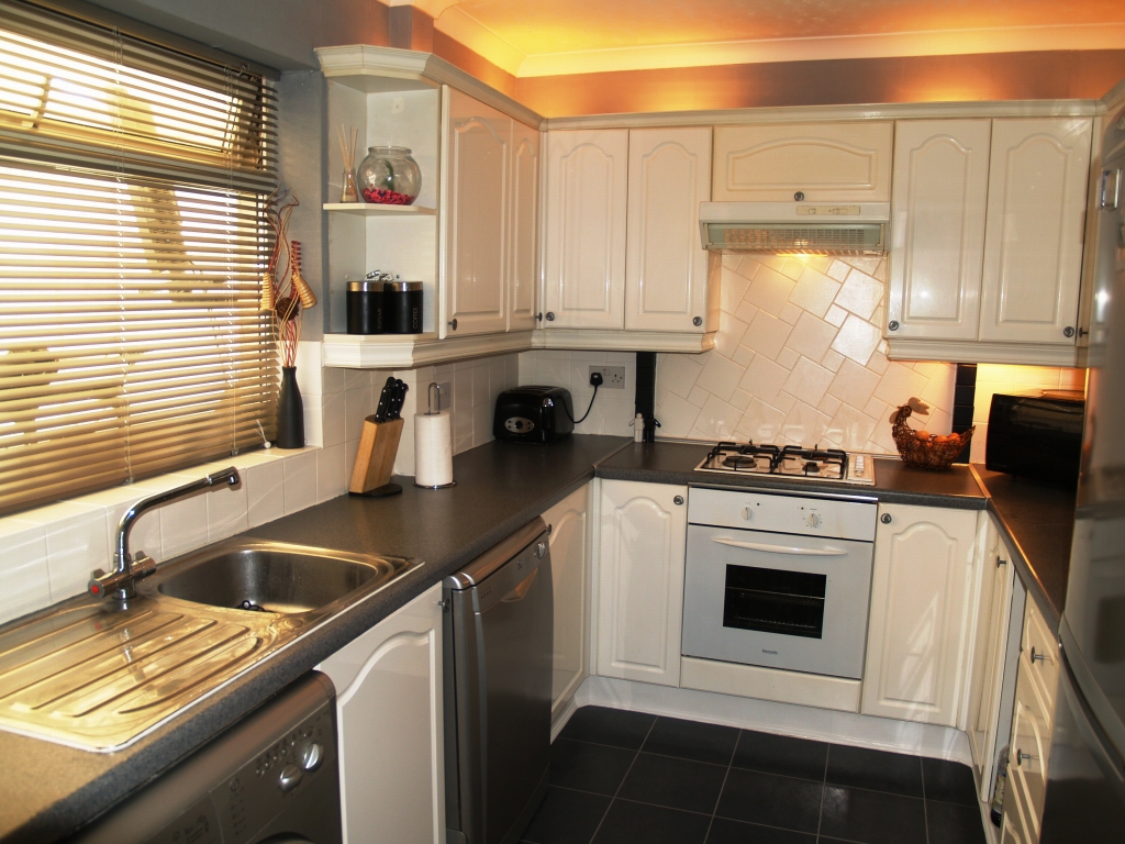 2 bedroom mid terraced house SSTC in Birmingham - photograph 3.