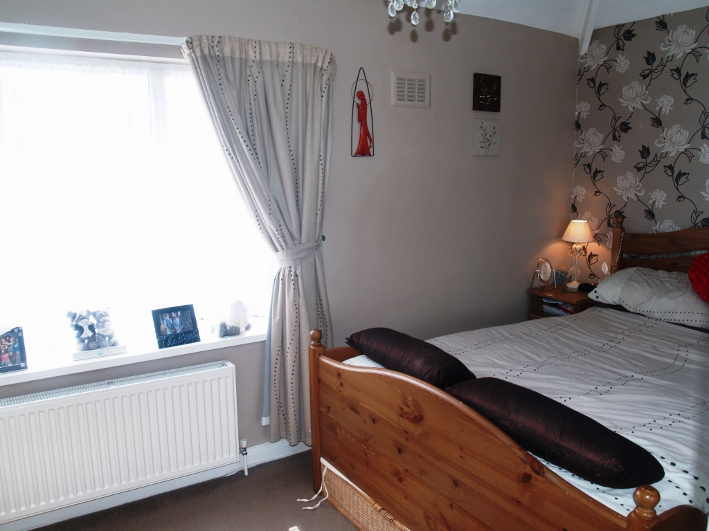 2 bedroom mid terraced house SSTC in Birmingham - photograph 7.