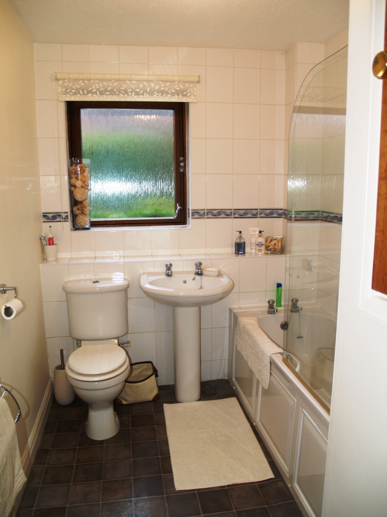 2 bedroom ground floor apartment SSTC in Solihull - photograph 8.