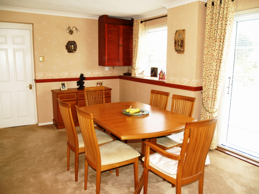 3 bedroom detached house SSTC in Solihull - photograph 4.