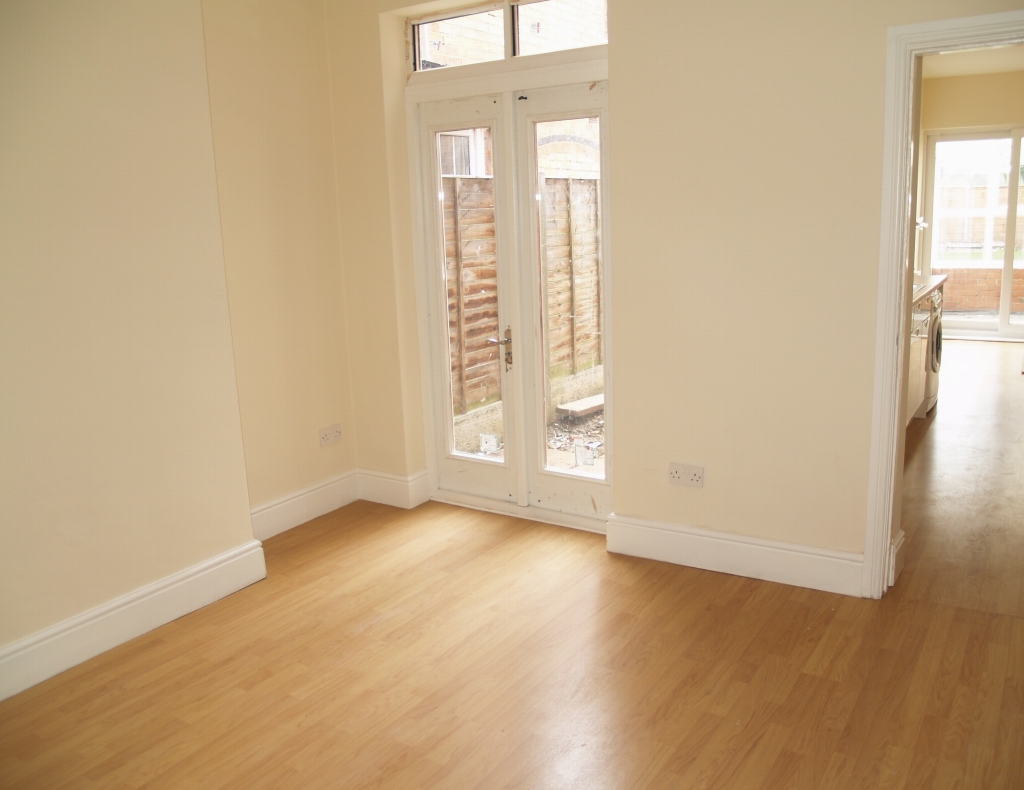 3 bedroom mid terraced house SSTC in Birmingham - photograph 4.