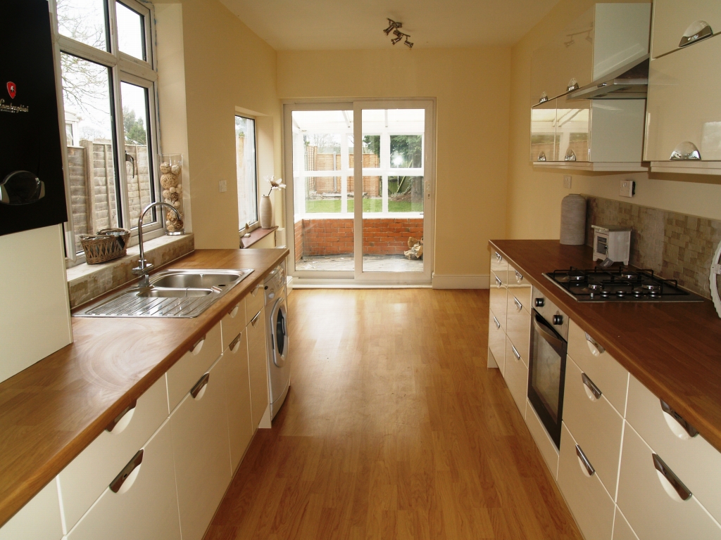 3 bedroom mid terraced house SSTC in Birmingham - photograph 2.