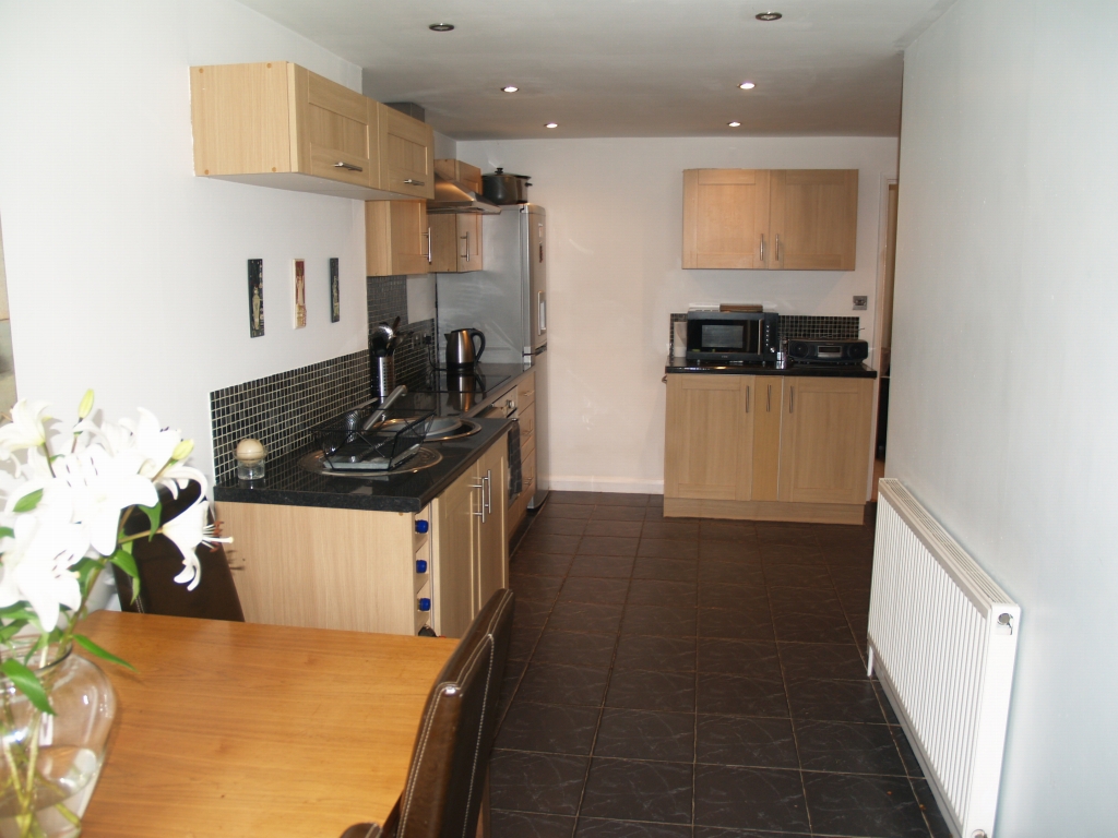 3 bedroom mid terraced house SSTC in Birmingham - photograph 5.