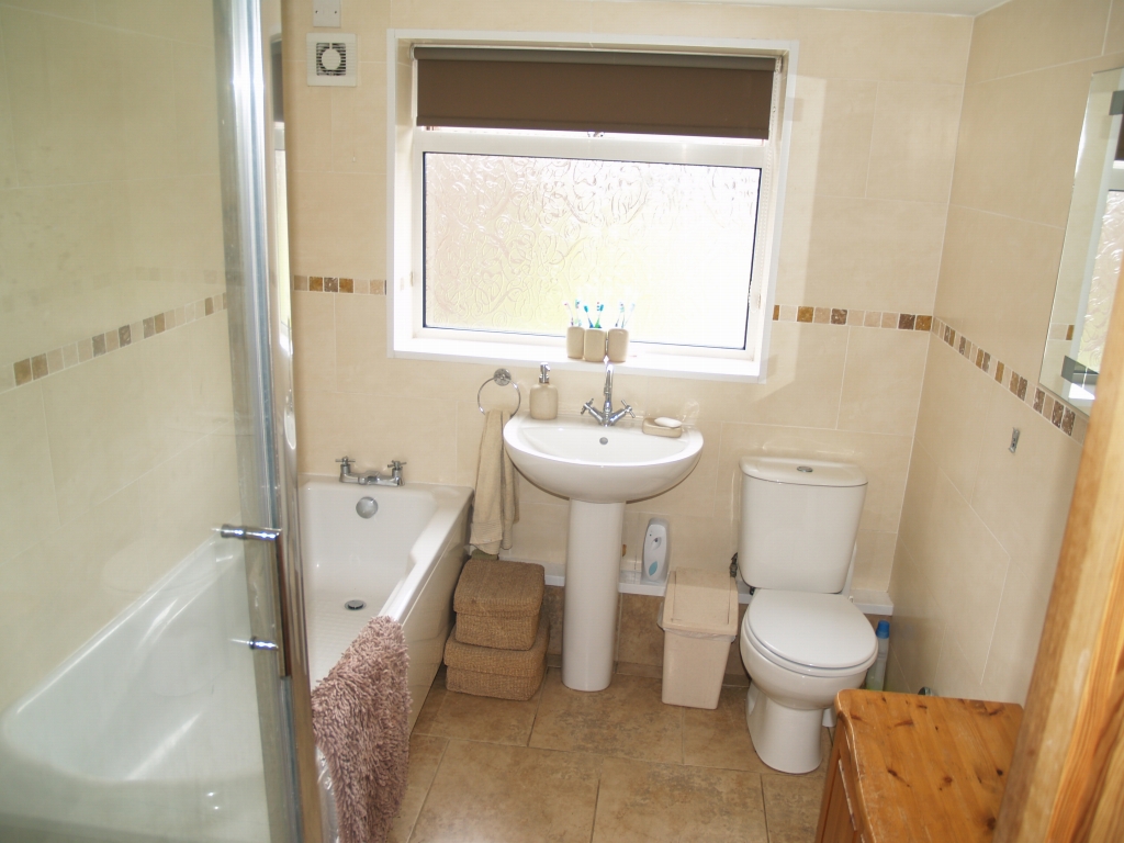 3 bedroom mid terraced house SSTC in Birmingham - photograph 6.