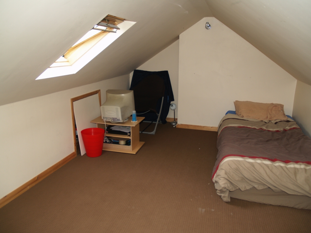 3 bedroom mid terraced house SSTC in Birmingham - photograph 8.