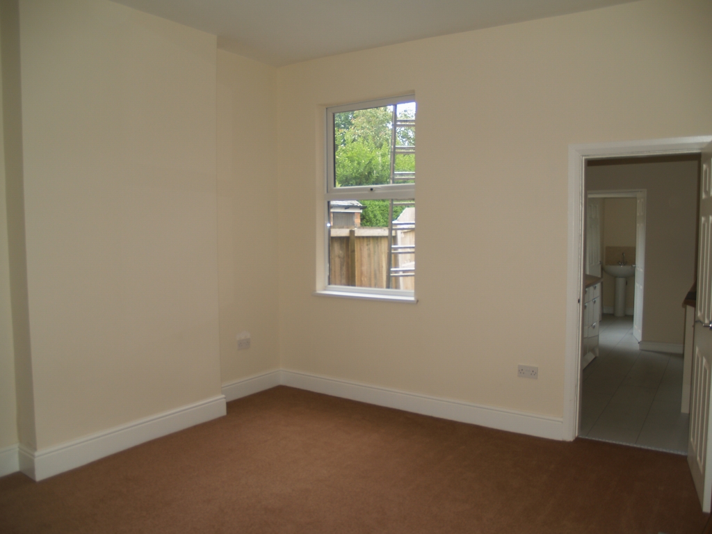 3 bedroom mid terraced house SSTC in Birmingham - photograph 4.