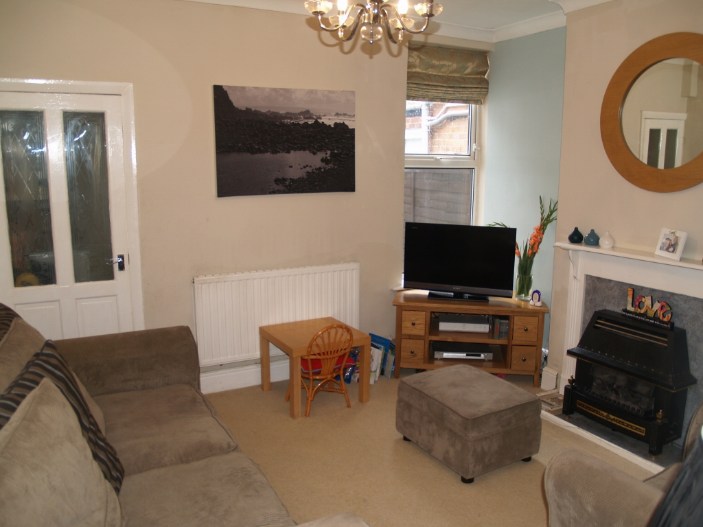 2 bedroom mid terraced house SSTC in Birmingham - photograph 3.