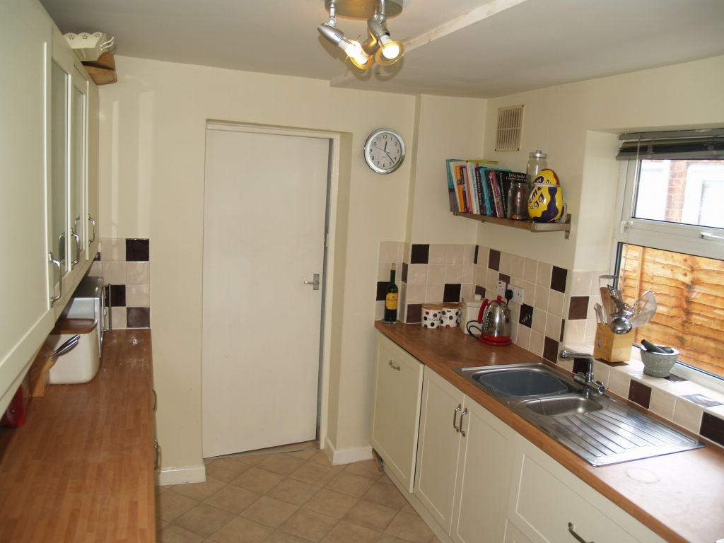 2 bedroom mid terraced house SSTC in Birmingham - photograph 5.