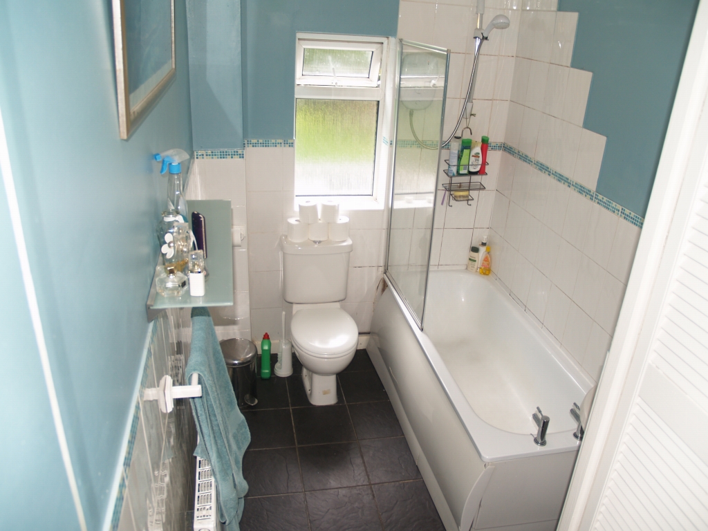 2 bedroom mid terraced house SSTC in Birmingham - photograph 8.