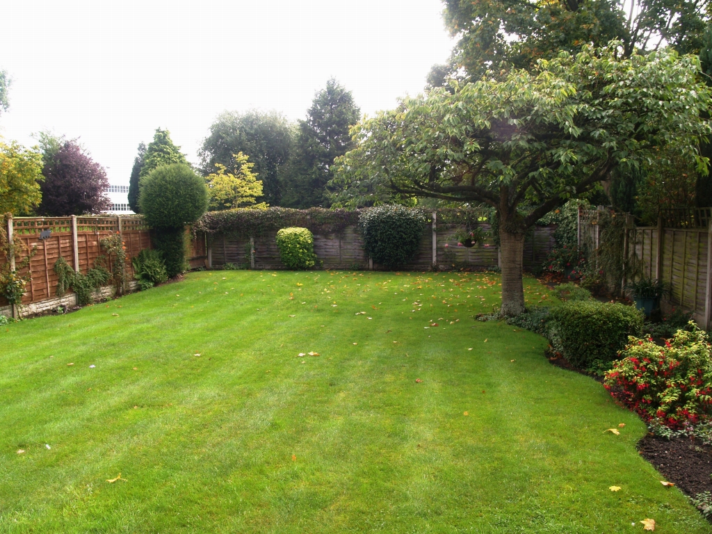 3 bedroom detached house SSTC in Solihull - photograph 2.