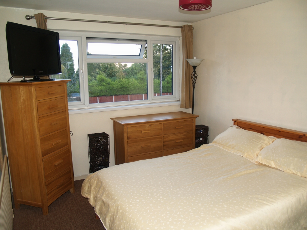 3 bedroom semi detached house SSTC in Solihull - photograph 8.