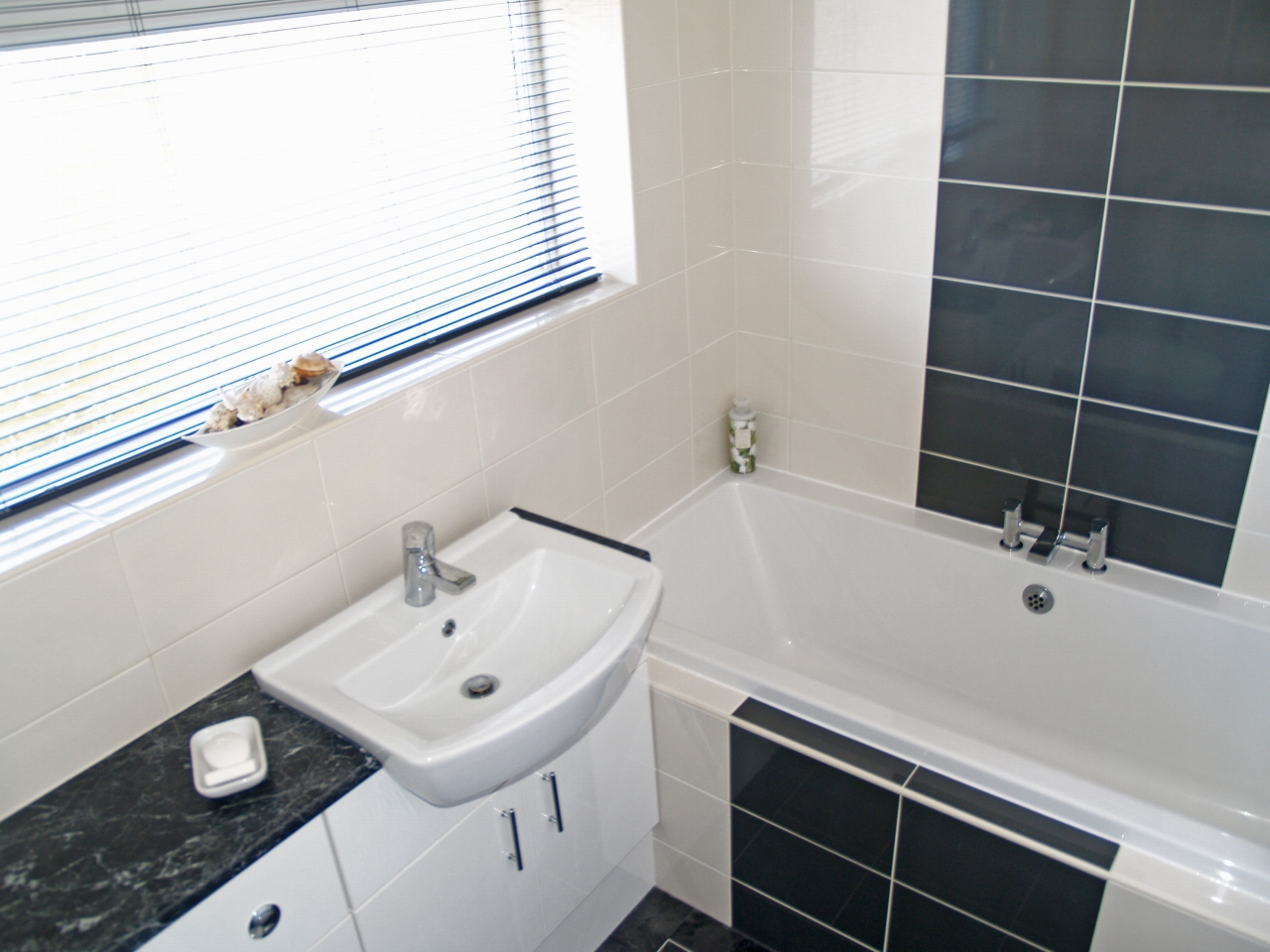 3 bedroom semi detached house SSTC in Solihull - photograph 8.